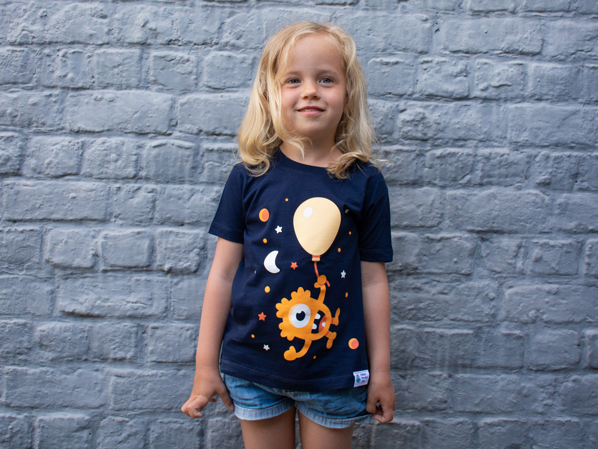 Afbeelding van een meisje met een Happy Monster Club t-shirt
